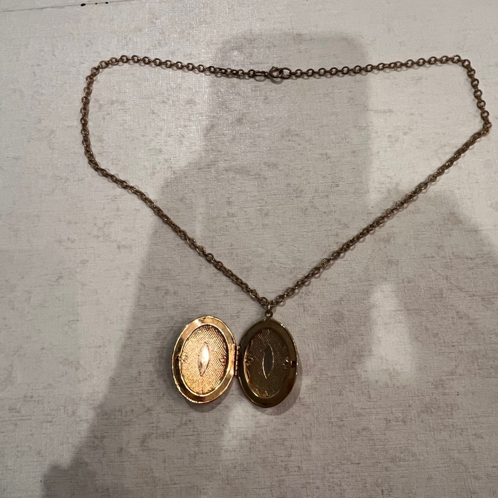 Vintage large Victorian style Gold Locket Necklace. GUC! - Picture 4 of 8